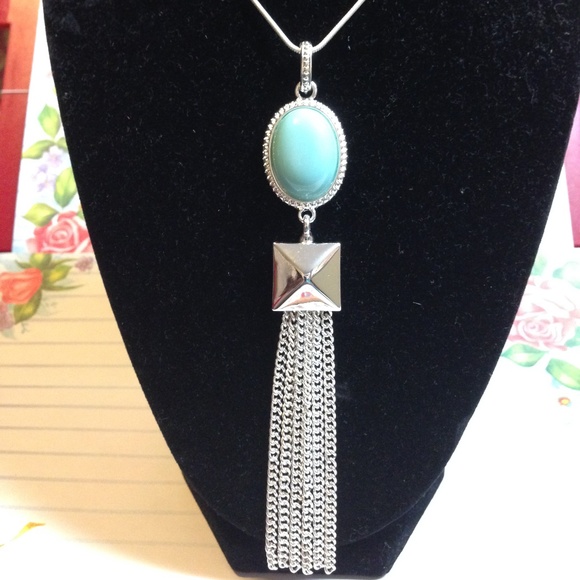 Jennifer Lopez Jewelry - Jennifer Lopez's Silver Tone Necklace with Pendant